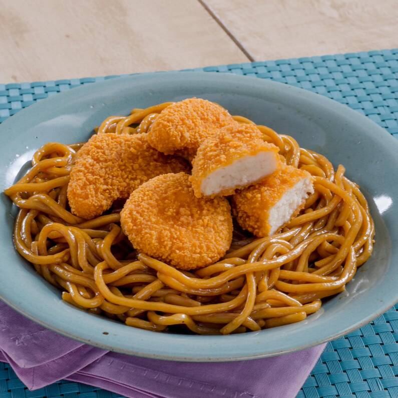 Nosso macarrão temperado com delicioso molho shoyu e nugget´s. Somente macarrão e negget´s sem legumes.