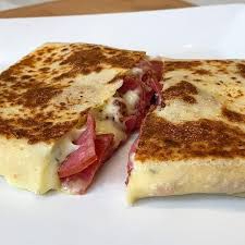 Crepe de massa fina e crocante, recheado com calabresa refogada, queijo derretido e cebola roxa levemente salteada, trazendo equilíbrio entre sabor marcante e leveza, com textura e aroma irresistíveis.