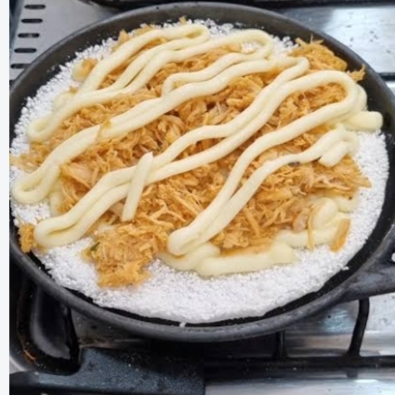 Frango desfiado e temperado com requeijão cremoso e orégano.