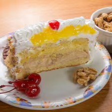 Fatia de Nozes com baba de moça. Um recheio de nozes e um recheio de baba de moça.