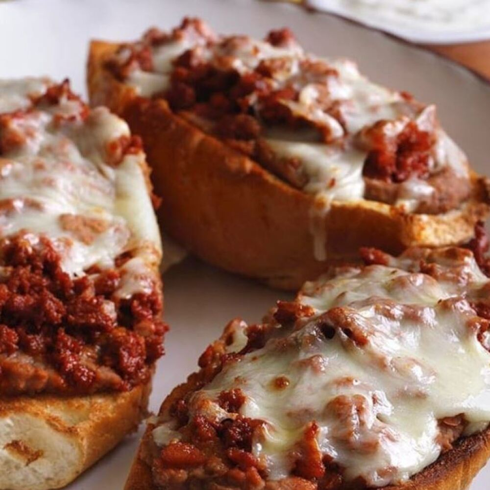 Molletes con Chorizo