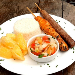 Transforme seu espeto em uma refeição. Escolha o espeto de sua preferência e por mais R$ 22,90, receba um prato com arroz, vinagrete e mandioca cozida ou batata frita. R$ 24,00 + valor do espeto