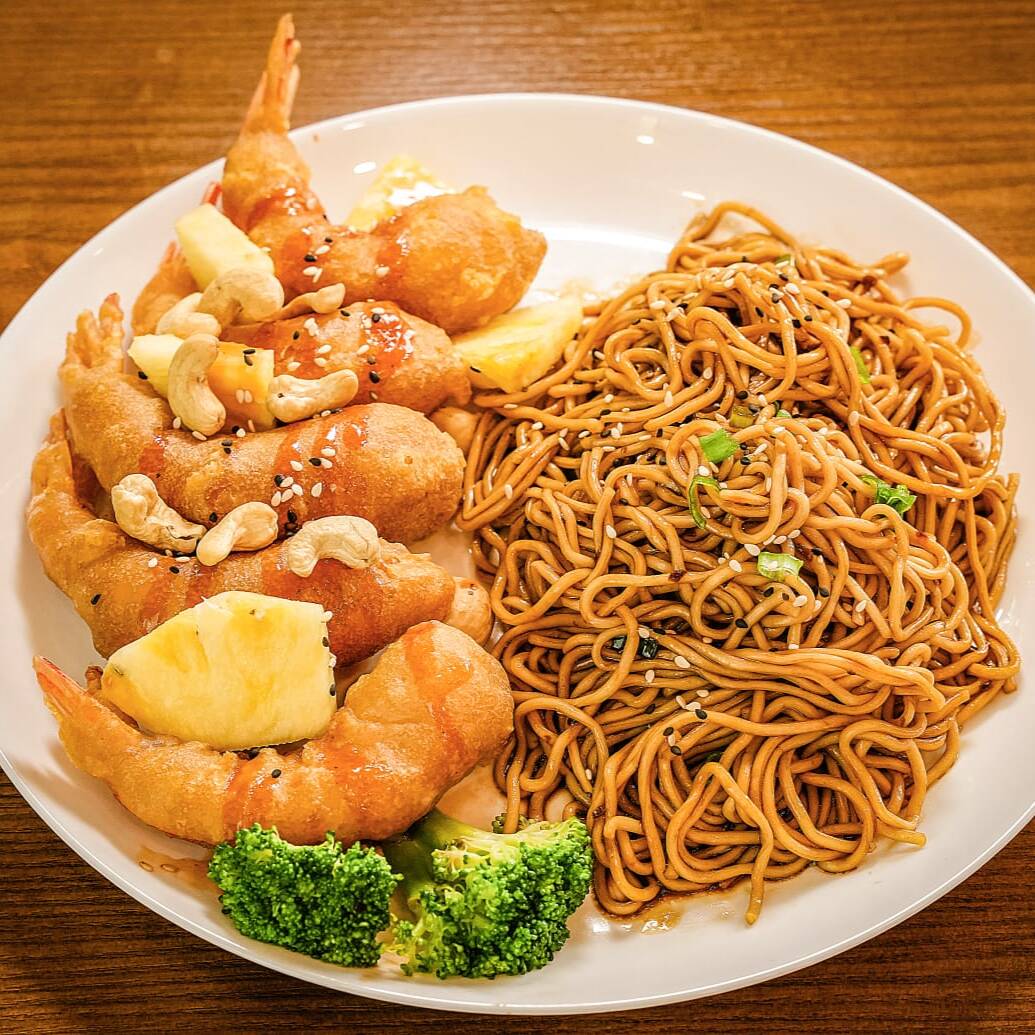Camarones Tempura, Piña Agridulce con Ramen Seco