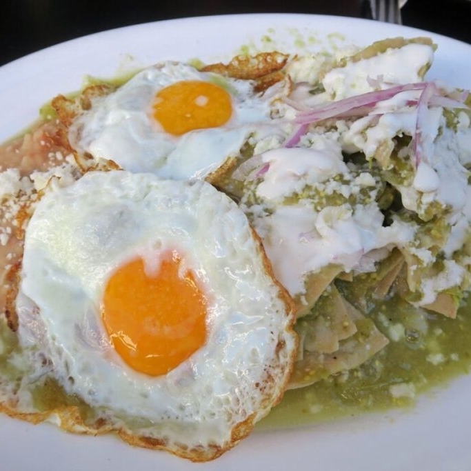 chilaquiles (huevo ó bistec)