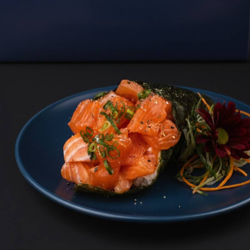 Salmão em cubos, arroz japonês, cream cheese, cebolinha e gergelim moído.