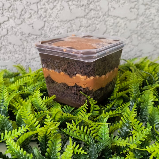 Bolo fofinho sabor chocolate com um saboroso recheio cremoso de doce de leite e cobertura de brigadeiro 50%. Pote de 250ml.