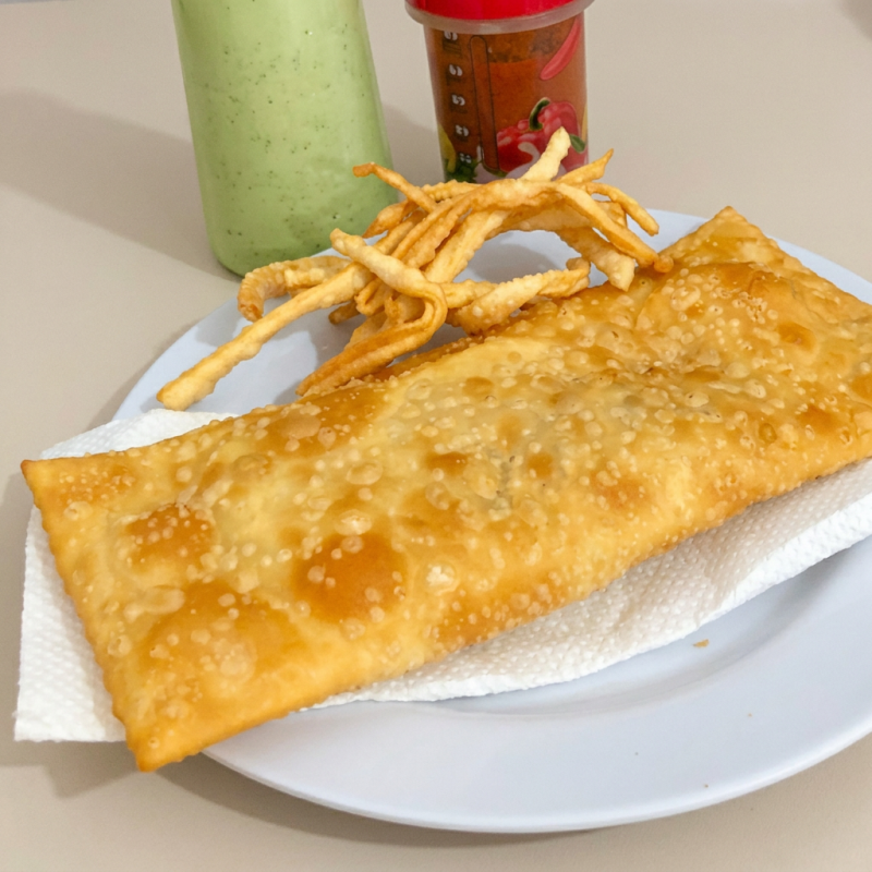 Pastel frito na hora,recheado de presunto picado, queijo,tomate em cubos e oregáno