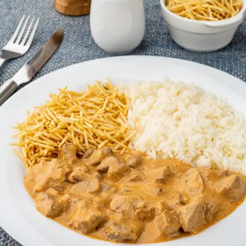 Composição do Prato:
Estrogonofe de Carne
Arroz Branco
Batata palha
Embalagem:
Embalagem com 3 divisórias
*imagem ilustrativa