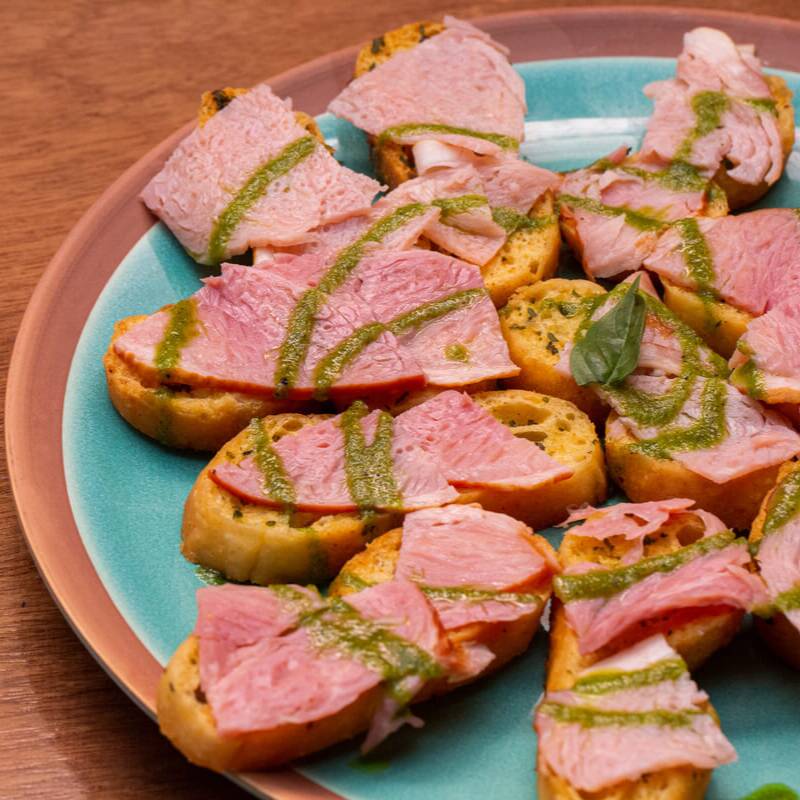 Brushchetta con Jamón Pierna y Pesto Italiano