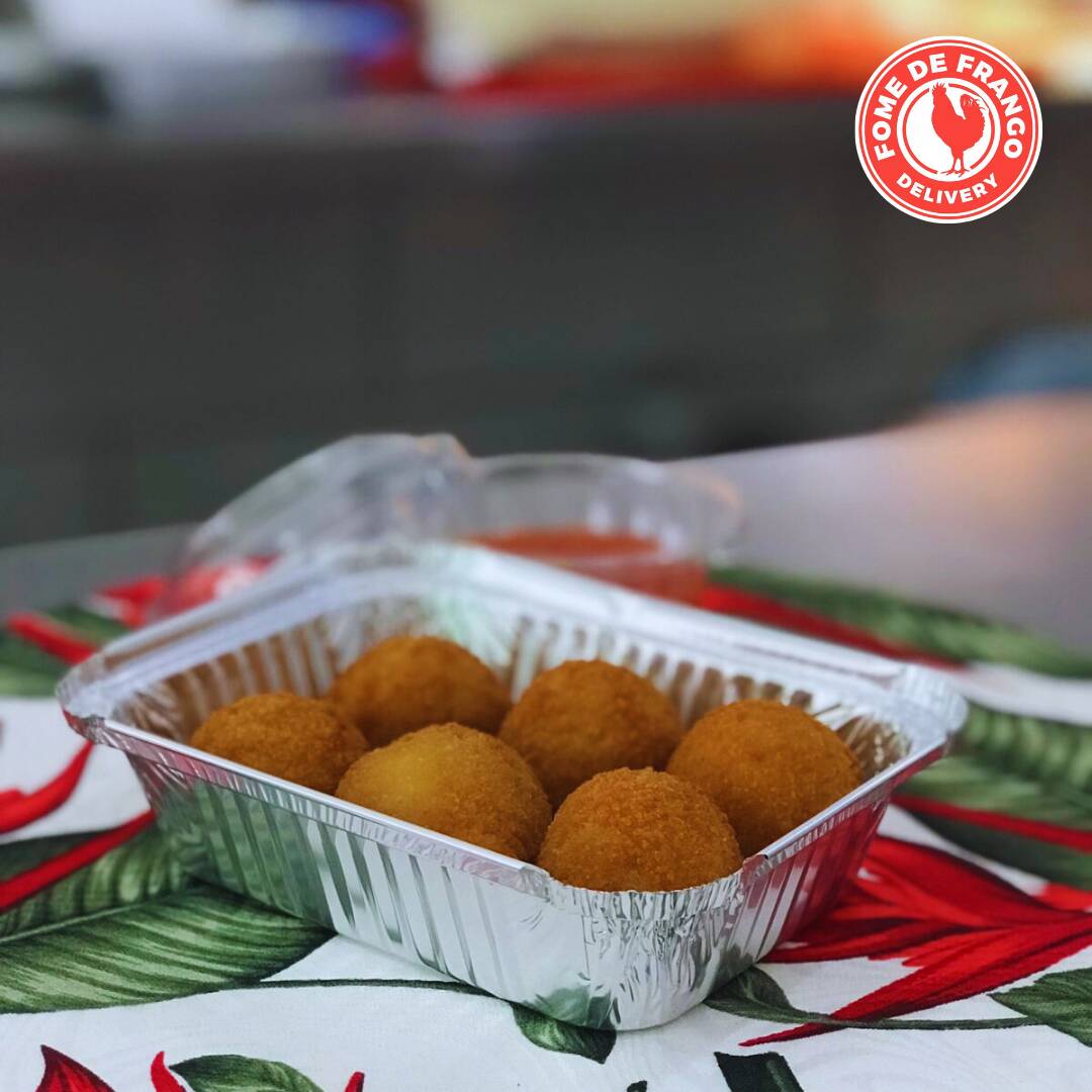 Desfrute do nosso sedutor 'Nhoque Frito', uma releitura irresistível do tradicional nhoque. Agora, apresentado como porção, este apreciado prato italiano ganha um delicioso e crocante exterior dourado, obtido através de uma perfeita fritura. O interior revela um suculento recheio, acentuado pelo nosso cremoso cream cheese, servido à parte. Uma entrada ou porção que promete agradar a todos