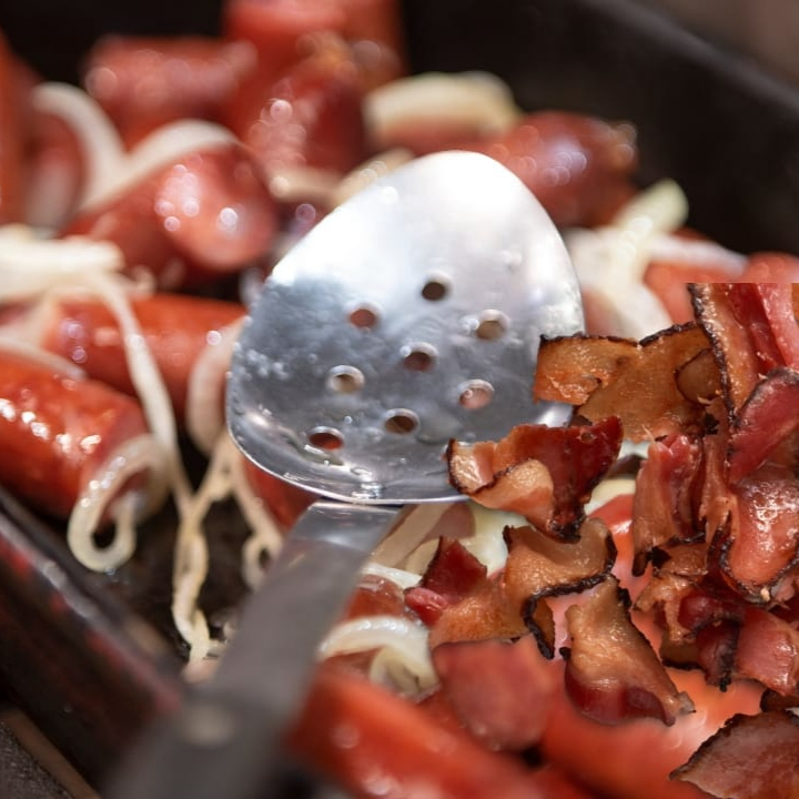 Batata Recheada de Calabresa e Bacon
Batata cremosa e bem recheada com calabresa defumada, bacon crocante, requeijão cremoso e mussarela, batata palha, irresistível. Uma combinação cheia de sabor, perfeita para matar a fome!