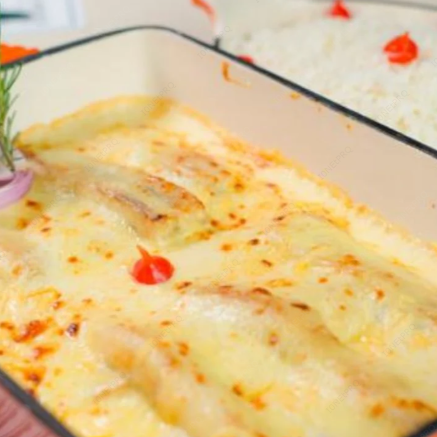 - filé de peixe empanado, envolvido no purê, molho branco, banana, mussarela gratinada, arroz branco e fritas