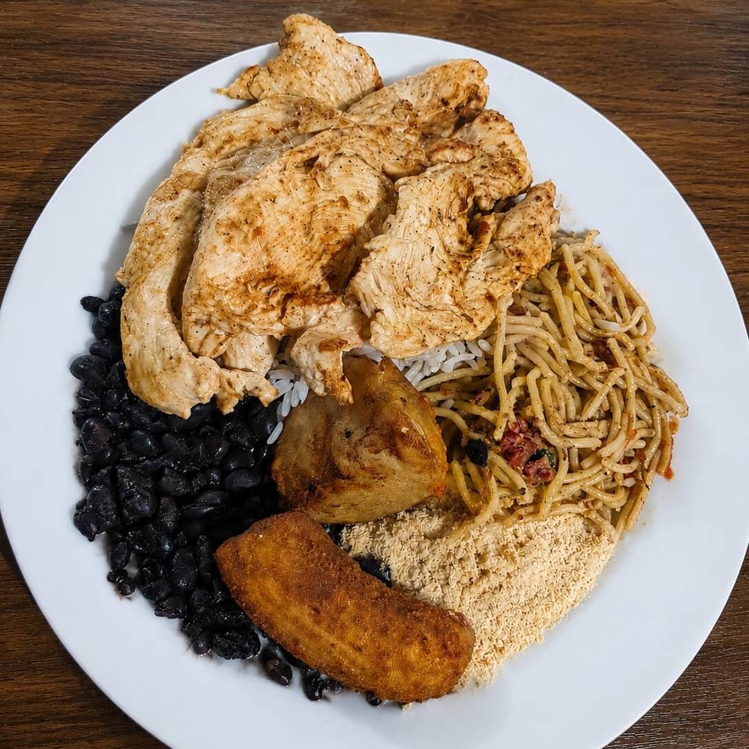 180g de frango grelhado -Arroz -Feijão -Macarrão -Banana a milanesa -Batata rústica -Farofa