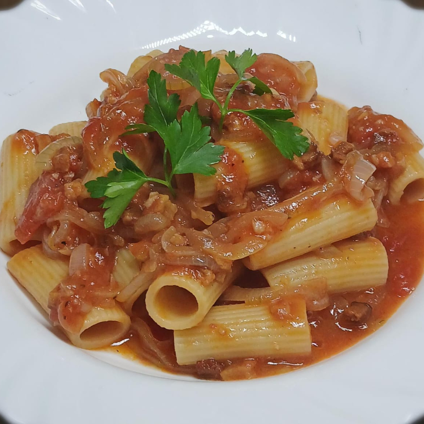 Massa aldente acompanhada de All'amatriciana, um molho robusto e intenso, à base de molho pomodoro, cebola e bacon crocante, repleto de personalidade. Escolha sua massa preferida: Penne, Fettuccine ou Spaghetti. Acompanha sachê com Parmesão Ralado (15g). Tags: macarrão, massa, amatriciana, tomate, pomodoro, bacon, cebola, comida italiana, massa perfeita, penne, espaguete, fettuccine.