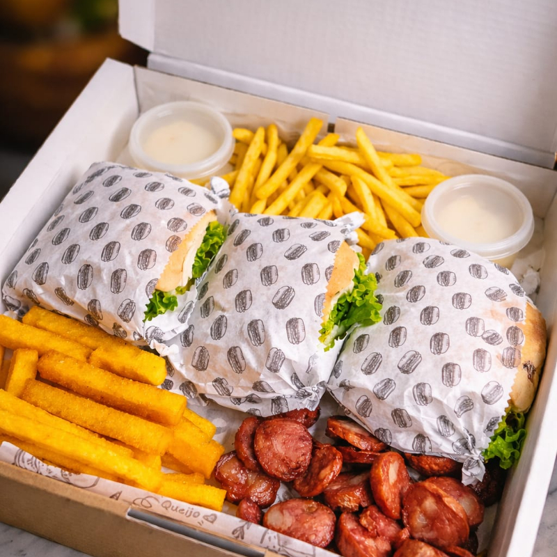 Pão, Hamburger Suculento, Queijo Derretido, Presunto Premium , Salada Fresca, Tomate Selecionado, Maionese Especial Da Casa.
+ Porção De Fritas Especial
+ Polenta Frita
+ Calabresa Premium Na Chapa
+Maionese Especial Da Casa.
.
.
.
.Aprox 1.100g