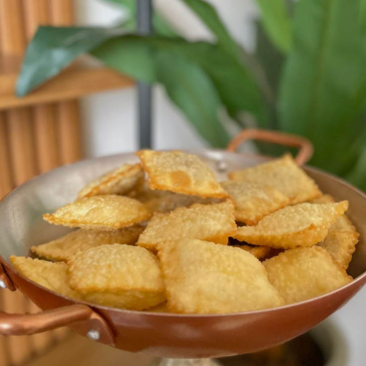 Porção com 20 mini pastéis, recheados com carne ou queijo, fritos na hora para garantir aquele sabor irresistível. Entregue quentinhos, sequinhos e super crocantes, são perfeitos para compartilhar ou matar a fome com muito sabor.