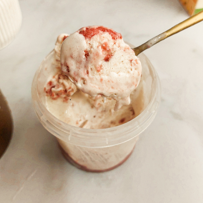 Base cremosa de leite em pó com geleia artesanal de morango.