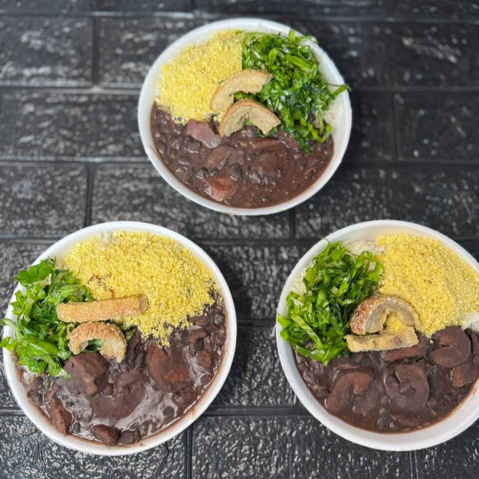 Acompanha arroz soltinho, feijoada com pernil suino,calabresa defumada,couve refoda na manteiga,torresmo crocante, farofa do chef
🍽️ Almoço • Jantar • Comida brasileira • Refeição pronta • Delivery de comida • Marmitas caprichadas • Tempero caseiro • Sabor de casa • Pratos executivos • Comida de verdade • Porções generosas • Entrega rápida.
