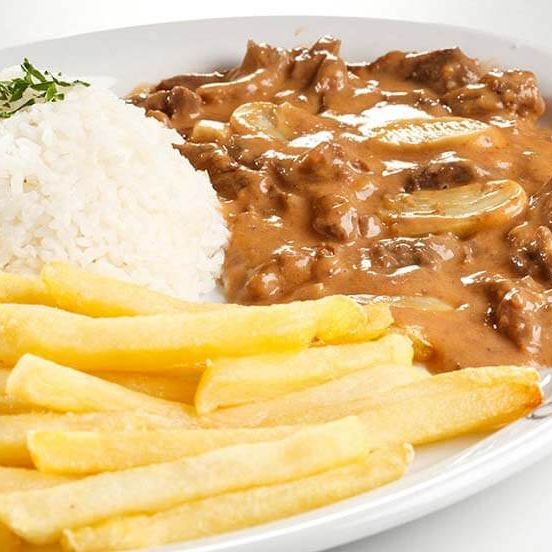 Strogonoff de carne com arroz e batata frita