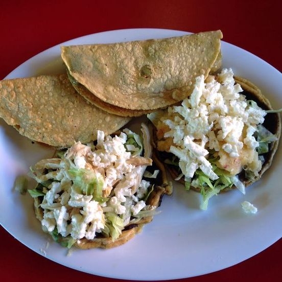 2 Quesadillas sencillas fritas + 2 sopes + agua lt