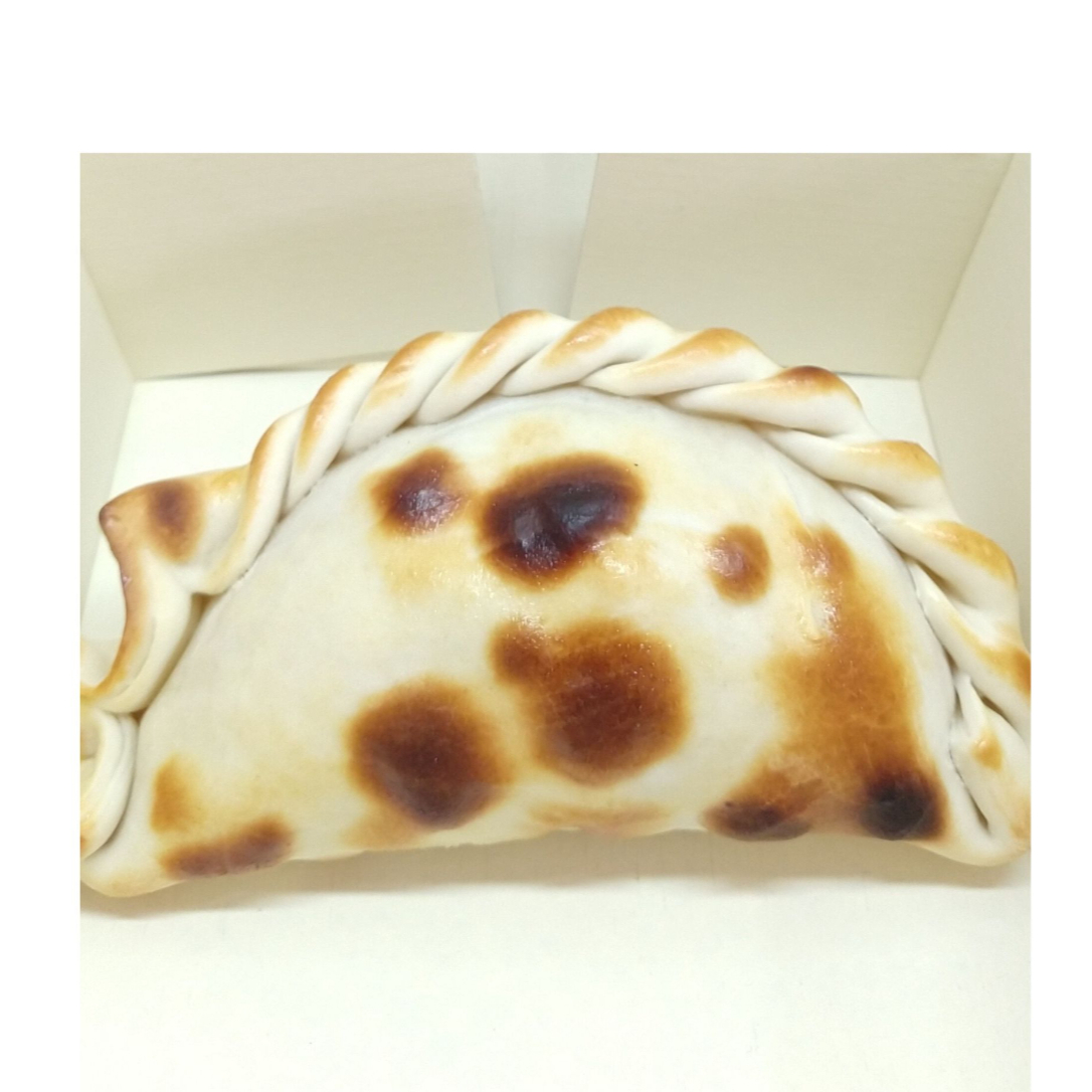 Recheio suculento composto por: Frango picado,alho,cebola,pimetão vermelho,azeitona verde,páprica doce,orégano,pimenta do reino e ovo cozido. Aprox. 170gr. Não é possivel alterar ingrediente!