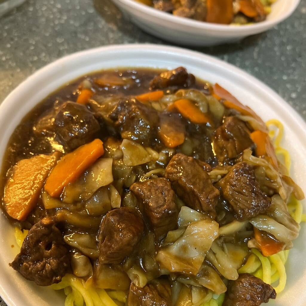 Ou Carne e frango, Ou Carne Ou camarão Ou shimeji (vegetariano) cebola, brócolis, couve flor, repolho, cenoura, macarrão ao dente e molho cremoso