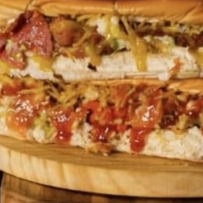 Dois lanches saborosos com pão especial e recheados com duas salsichas, tomate, milho, maionese caseira, frango, calabresa, bacon, cheddar, catupiry e batata palha.