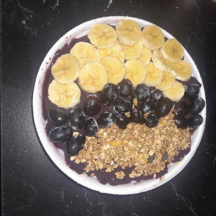 Açaí de textura cremoso montado na vasilha termica de isopor , para chegar na sua casa geladinho e cremoso.