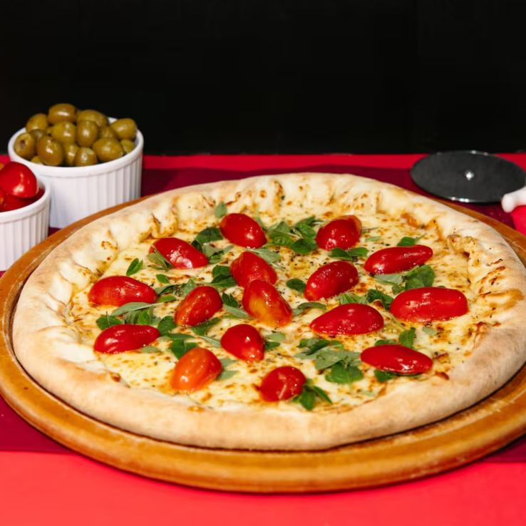 Mussarela, manjericão, tomate, molho de tomate, azeitonas e orégano.