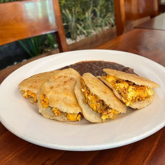 Bocoles de chorizo con huevo