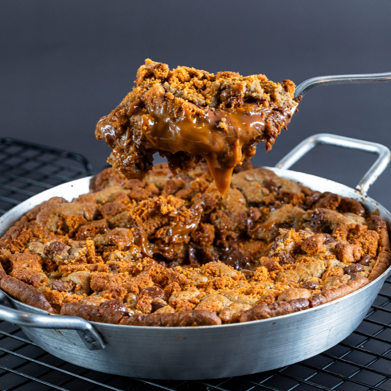 Quase 1kg de cookie mega recheado. Feito para aquecer em casa, de preferência no forno! Nos sabores mais desejados da loja, a combinação de biscoito Lotus com doce de leite argentino continua surreal!