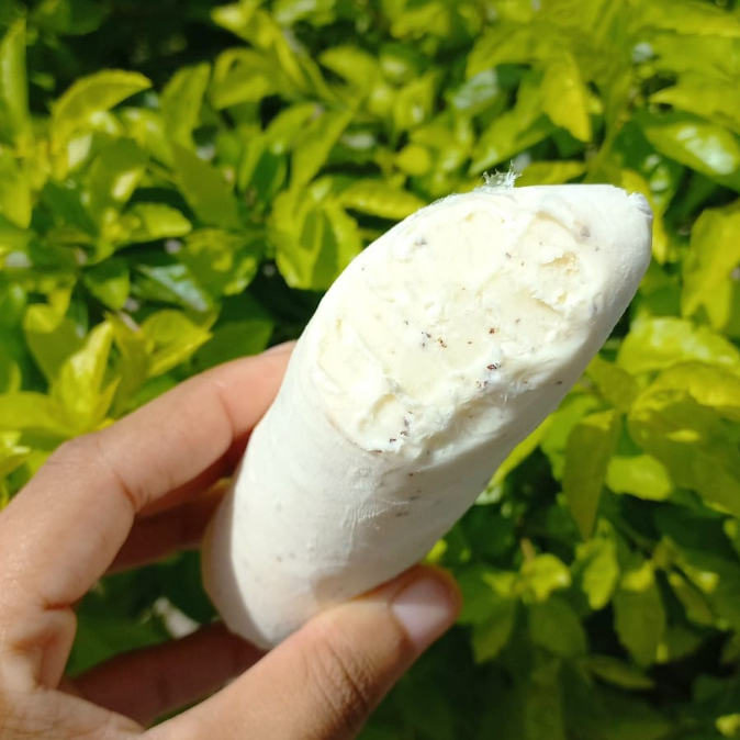 Base de coco com pedaços de coco.