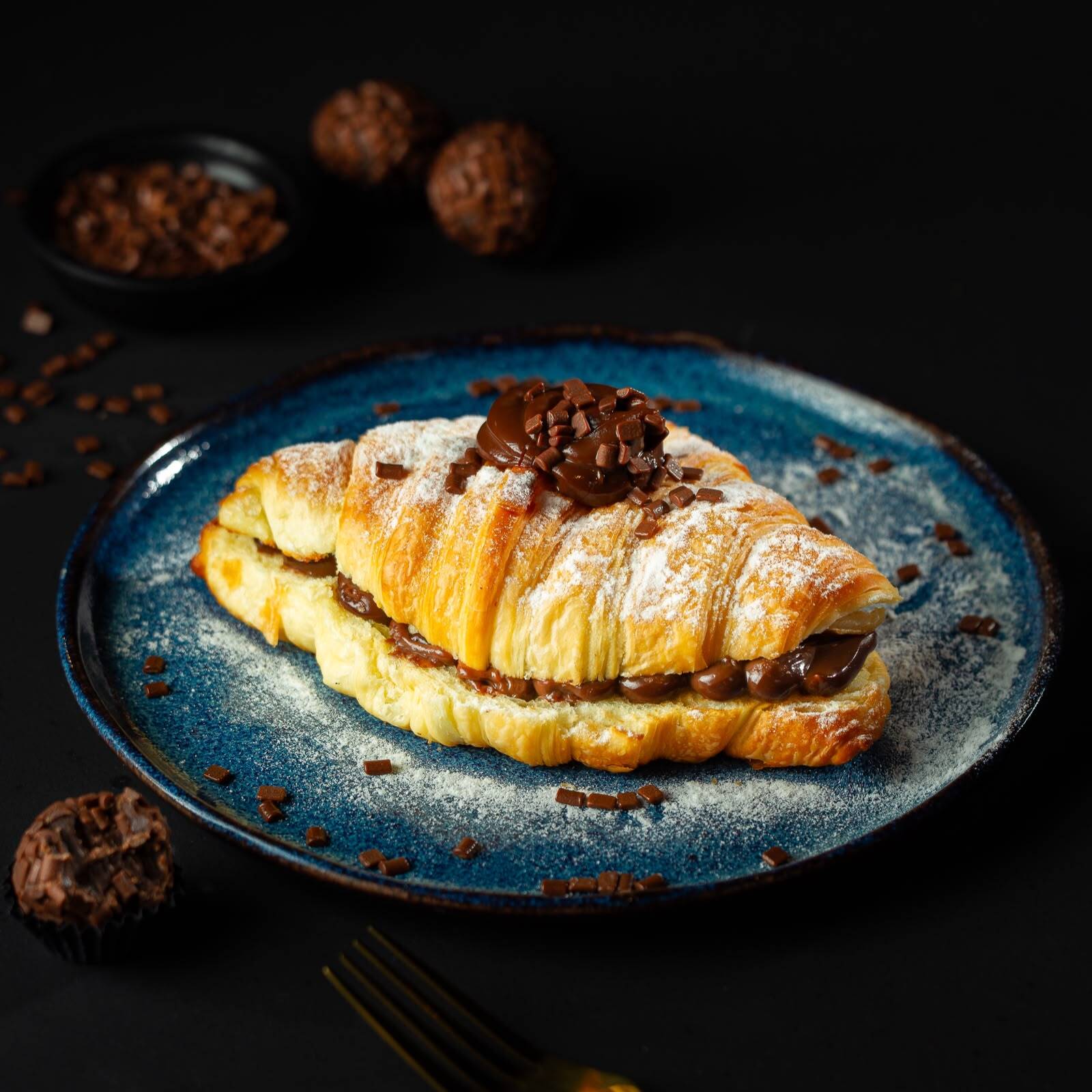 Croissant macio por dentro e crocante por fora, recheado com nosso brigadeiro de chocolate da casa.
Obs.: a Bertoni Doces não altera nenhum produto ou retira/adiciona ingrediente.