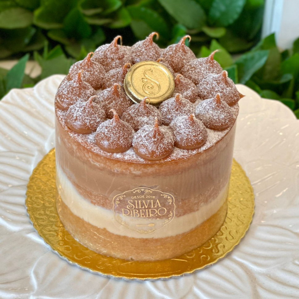 Torta de 1kg no acetato. Massa de baunilha com doce de leite, intercalado com brigadeiro de Ninho. obs. 1: não alteramos nenhum produto ou retiramos/adicionamos ingrediente. obs. 2: produto de consumo imediato. obs. 3: alguns produtos podem vir com vencimento do mesmo Dia.