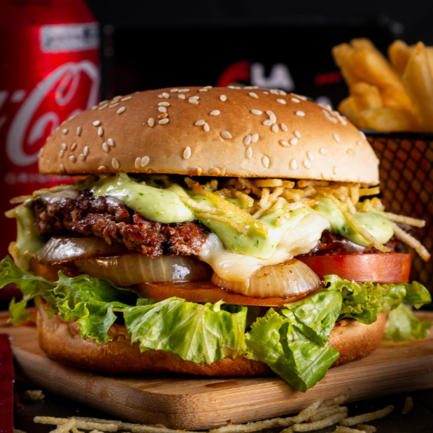 Pão gourmet, smash burguer 100g, queijo mussarela, alface, tomate, cebola na chapa e molho especial.