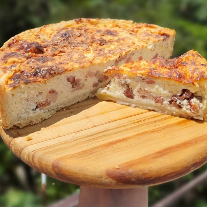 Produzida com nossa tradicional massa de tortas e quiches. O recheio é denso e cremoso, com pedaços de bacon e queijo parmesão. Esse é um sabor tradicional de quiches, muito comercializado em padarias artesanais francesas e com inspirações francesas aqui no Brasil.(Fatia)