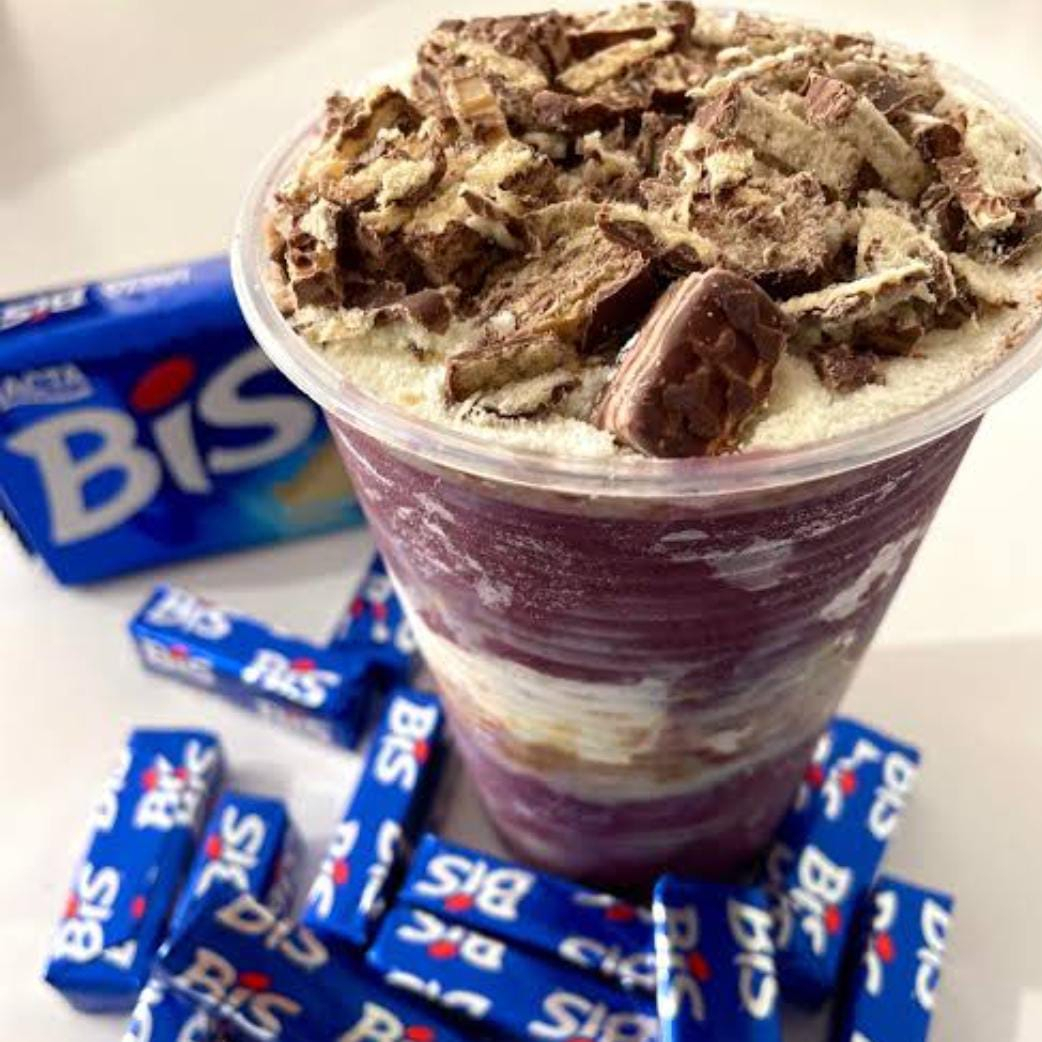 copo 400ML de açaí com creme de Ovomaltine leite condensado leite em pó e chocolate bís