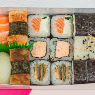 2 Niguiri de salmão fresco, 2 Niguiri de peixe branco com uma deliciosa conserva de alho poró, 2 Niguiri de skin, 5 Maki Filadélfia, 5 Uramaki de salmão grelhado e 5 Maki skin.