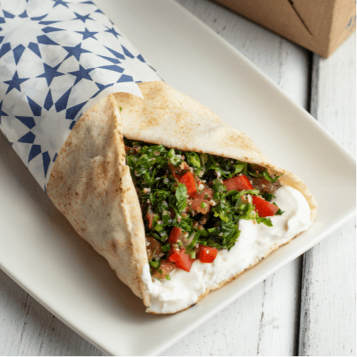 Coalhada seca e tabule libanês, enrolados no pão pita. Acompanha molho tarator.