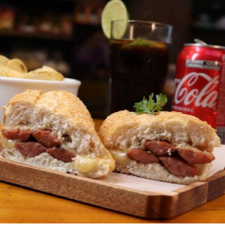 Nosso Delicioso pão com Linguiça e mussarela derretida + Batatas Fritas Fininhas