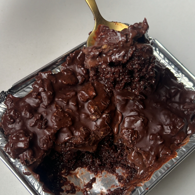 Bolo de chocolate com calda especial , brigadeiro gourmet, e uma cobertura crocante com chocolate nobre. (220ml)