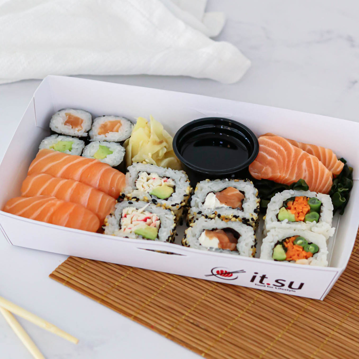 Salmão, arroz de sushi, alga nori, gergelim, avocado, cream cheese, cenoura marinada, kani kama, maionese, vagem no vapor, hortelã, gengibre marinado, shoyu, alga wakame.