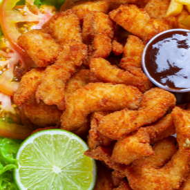 Isca de filé de frango, empanado e fritinho.