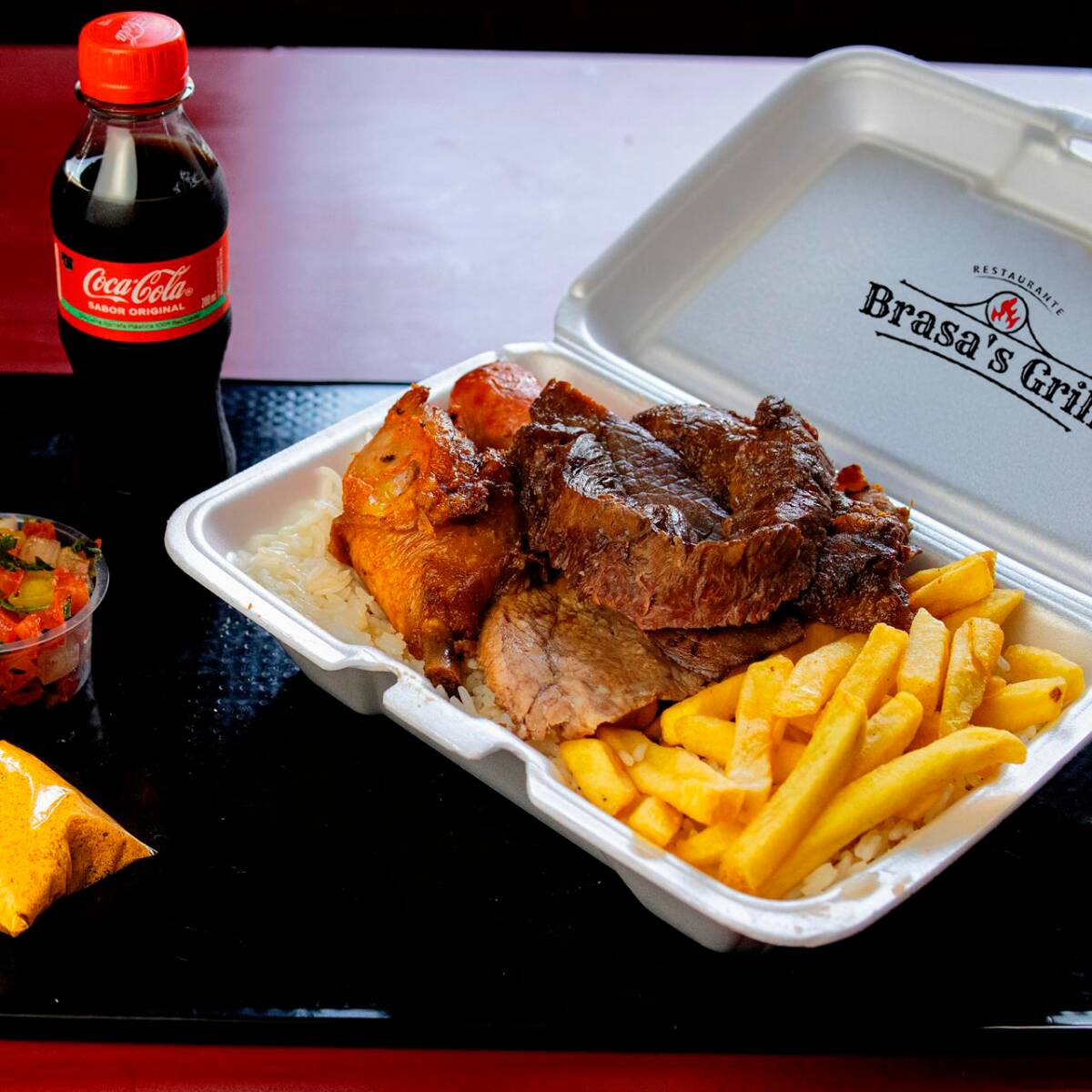 Acompanha arroz, feijão, salada com alface e tomate e fritas + refrigerante + suco de 500ml natural ( LARANJA, LIMAO OU MELANCIA )