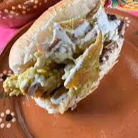Torta de chilaquiles verdes con huevo y chorizo