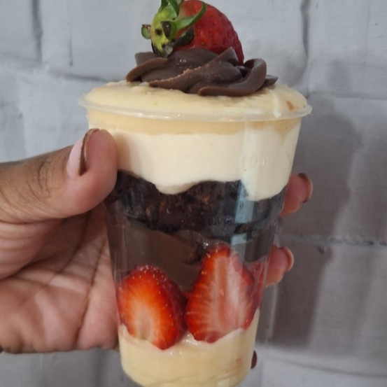 brigadeiro de ninho, brigadeiro de chocolate, creme de ninho, morango e brownie