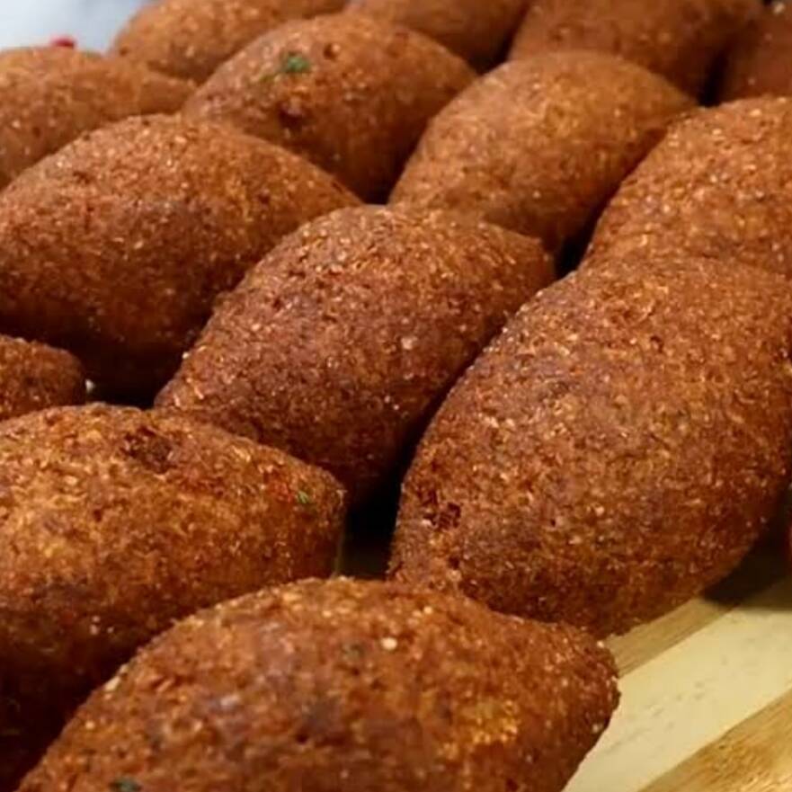 4 Unidades de Quibe recheado com carne e queijo (70g - 80g). + 1 refrigerante de lata 350ml, Coca-Cola ou Guaraná