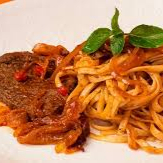 Delicioso bife acebolado suculento e bem temperado, acompanhado de macarrão espaguete ao molho de tomates caseiro e saboroso. Uma combinação perfeita de carne e massa, com aquele sabor de comida caseira que faz sucesso no almoço ou jantar!