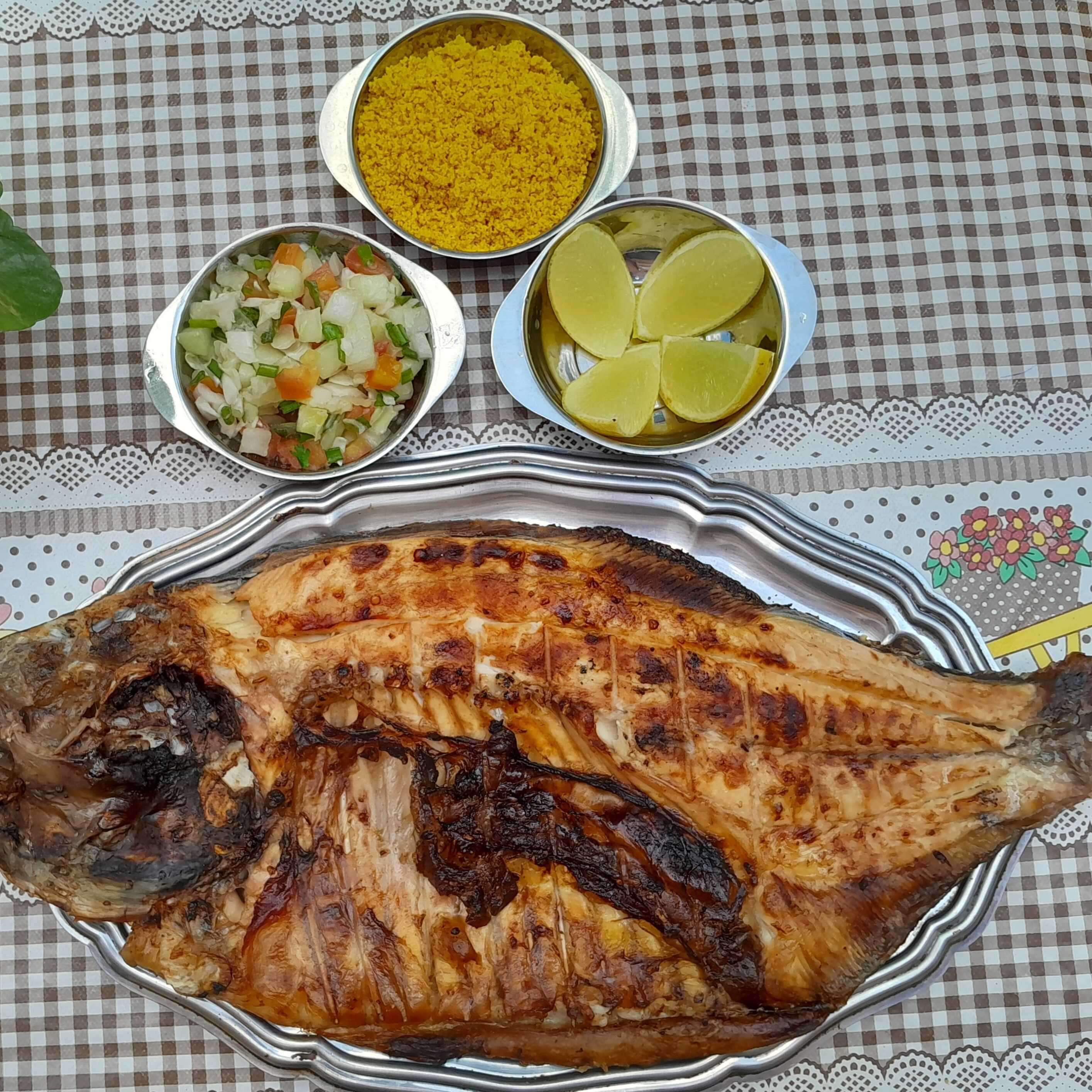 Uma deliciosa PIRAPITINGA SEM ESPINHA, acompanhada de feijoada, arroz, vinagrete e farofa soltinha. Um combo ideal para o almoço de domingo em família!