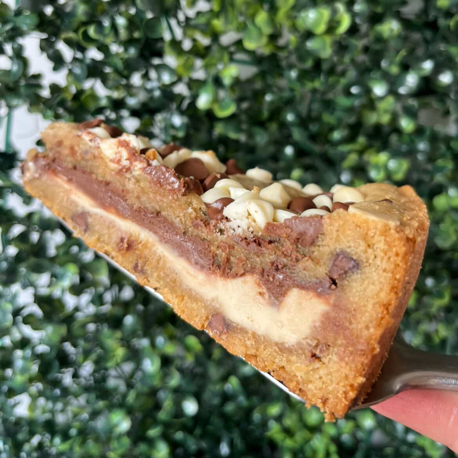 Deliciosa torta feita com massa amanteigada, derrete na boca. Recheada com creme bueno enutella